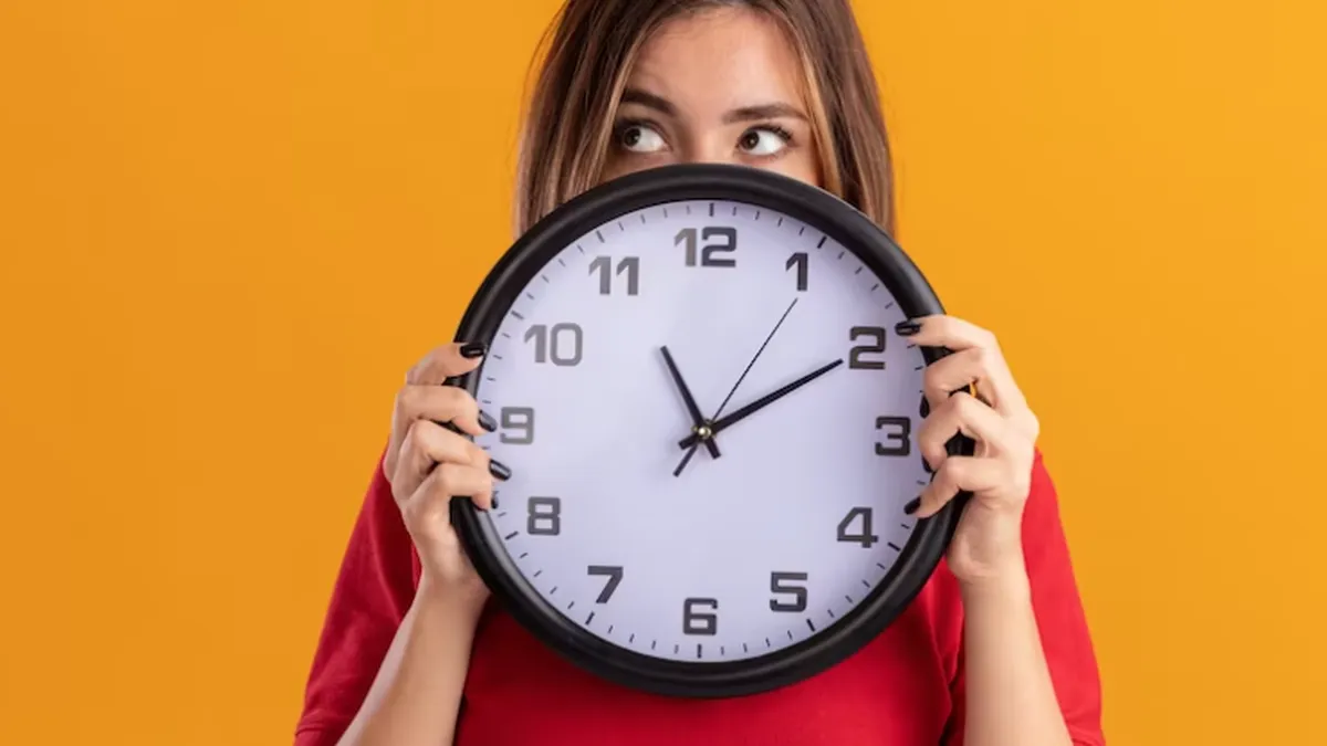 Reloj digital mostrando la hora 4-44, simbolizando el significado de la hora espejo 4-44.