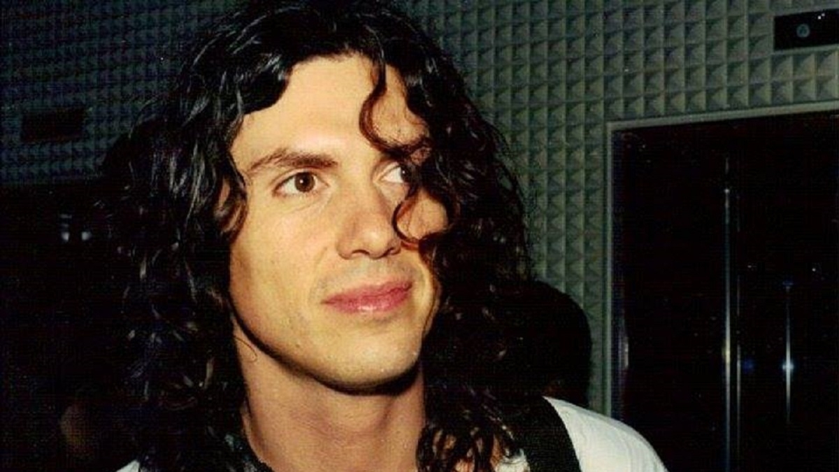 Saúl Hernández, vocalista de Caifanes, en su juventud con su característica melena y mirada profunda.