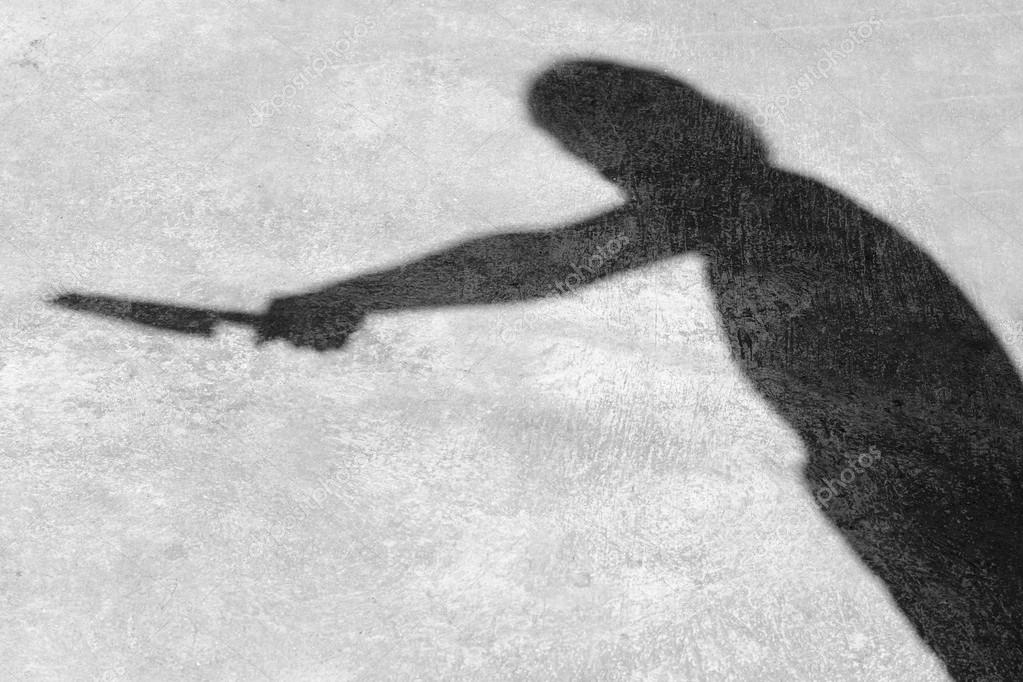 Sombra de una daga apuntando por la espalda, simbolizando la traición en los sueños de persecución y muerte.