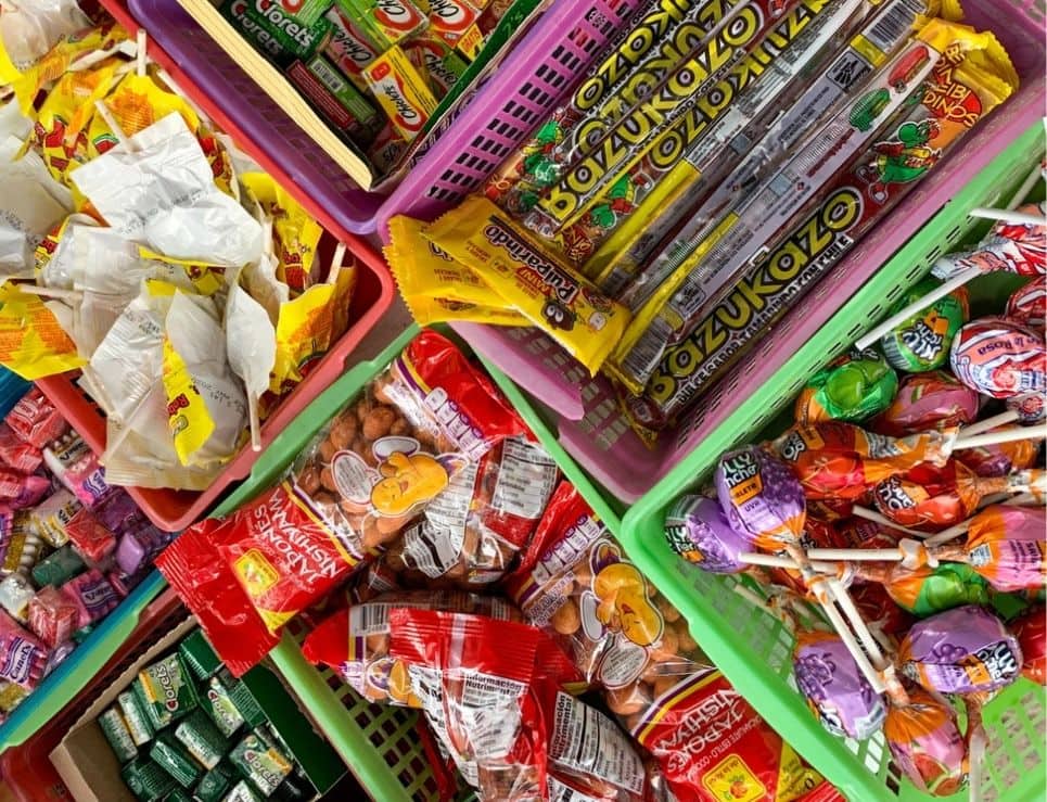 Surtido de dulces mexicanos coloridos como gomitas, paletas y Pulparindo, representando los dulces más consumidos en México.
