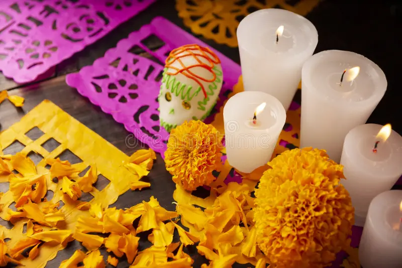 Un altar de muertos tradicional en México con flores de cempasúchil, velas y calaveras de azúcar, elementos clave de la celebración del Día de Muertos.