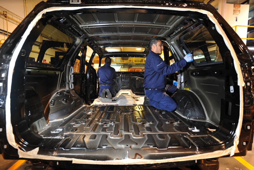 Vista detallada de los materiales utilizados en el blindaje de un auto- acero balístico y cristales laminados.