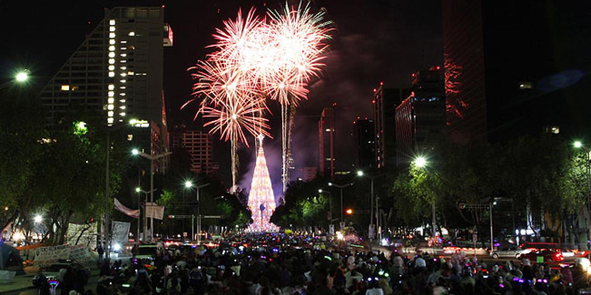 Árbol de Navidad gigante en Paseo de la Reforma, parte de las luces navideñas CDMX.