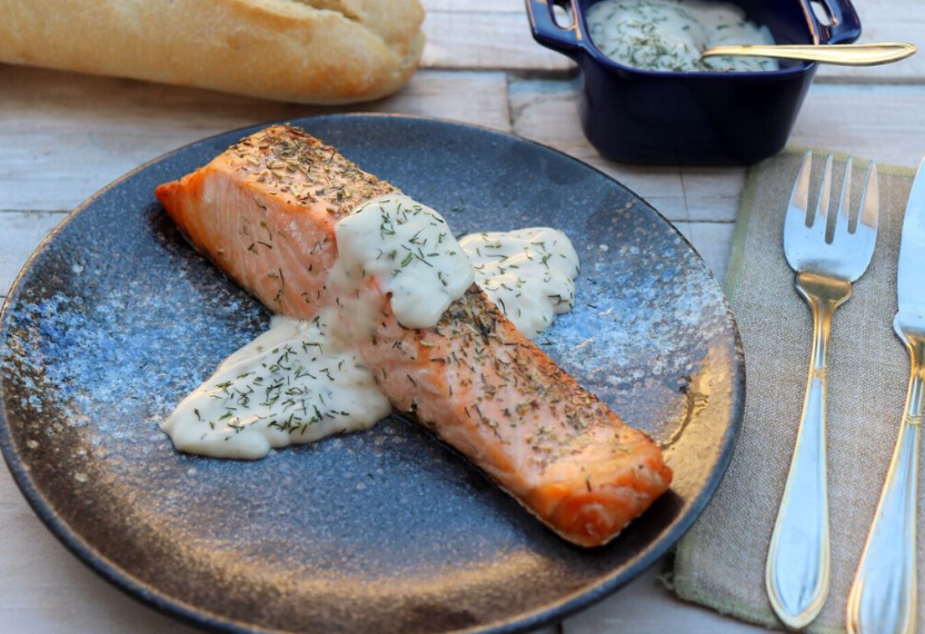 Salmón Jugoso con Eneldo y Yogur