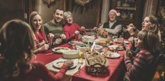 Juegos navideños sentados para unir a la familia en las fiestas