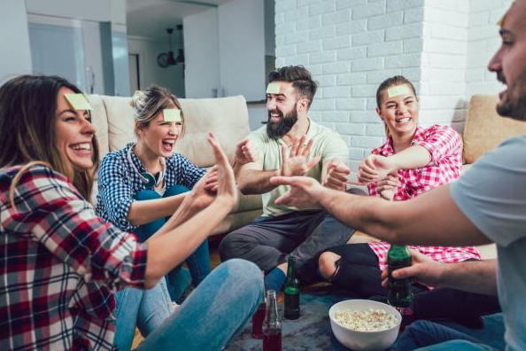 juegos para fiestas familiares de Navidad sentados