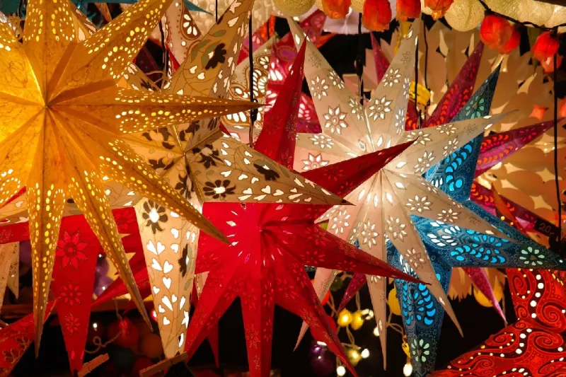Decoración festiva para una posada navideña con luces y piñatas, esencial para saber cómo organizar una posada navideña.