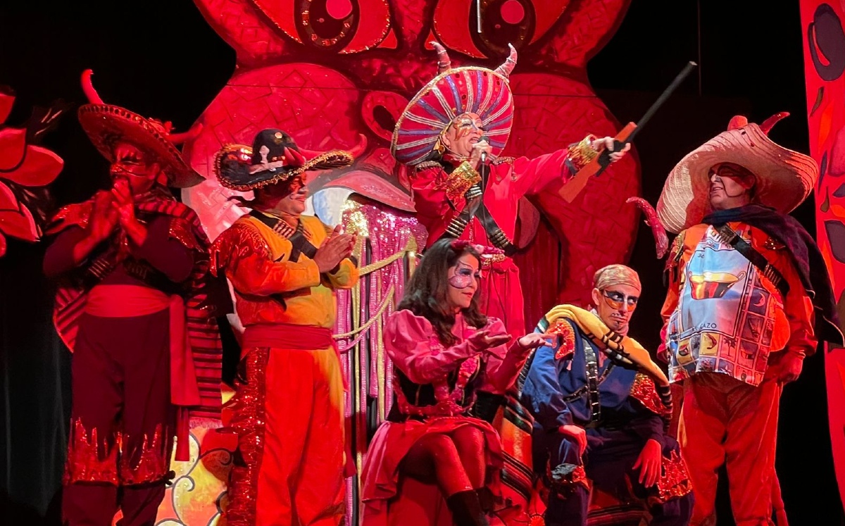 Diablos revolucionarios en una pastorela en Coyoacán, combinando tradición y elementos actuales.