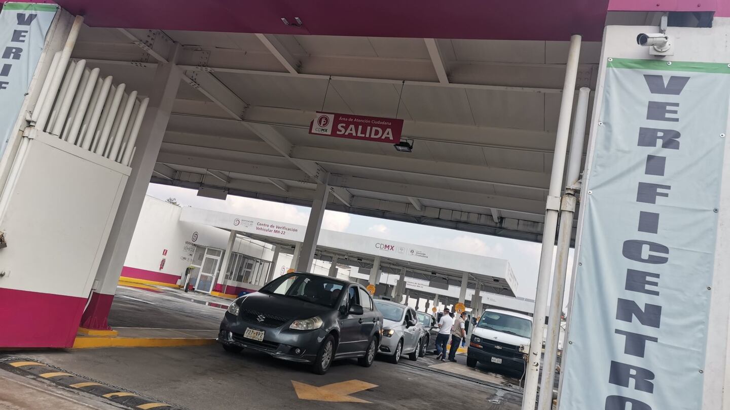 Documento de prórroga para la verificación vehicular CDMX, con una flecha señalando los 15 días extra.