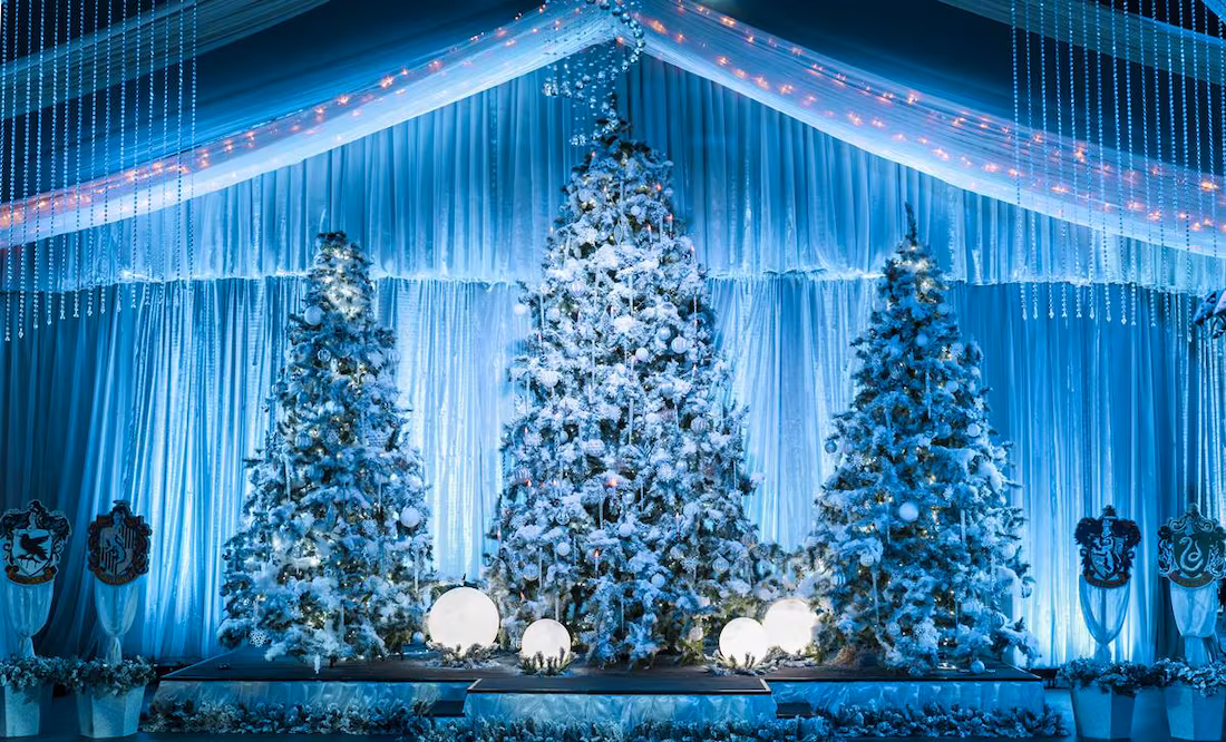 Escenario nevado del Wizarding World Navideño con temática de Harry Potter.
