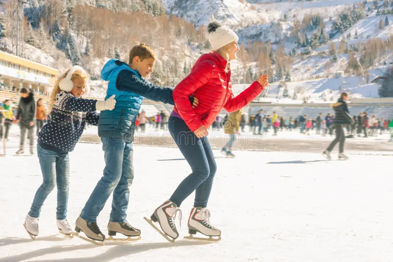 Familia patinando felizmente en una pista de hielo en la CDMX, disfrutando del invierno.