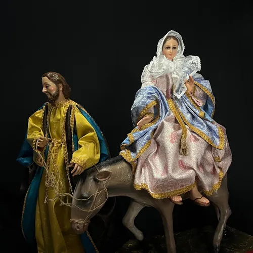 Figura de María y José en un burro, representando su peregrinar en la tradición de la letanía para pedir posada.