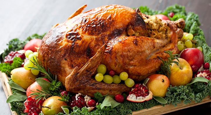 Guía para elegir el mejor pavo para Navidad, mostrando un pavo dorado en una mesa festiva.