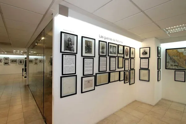 Interior de uno de los museos de la Torre Latinoamericana, mostrando exposiciones históricas.