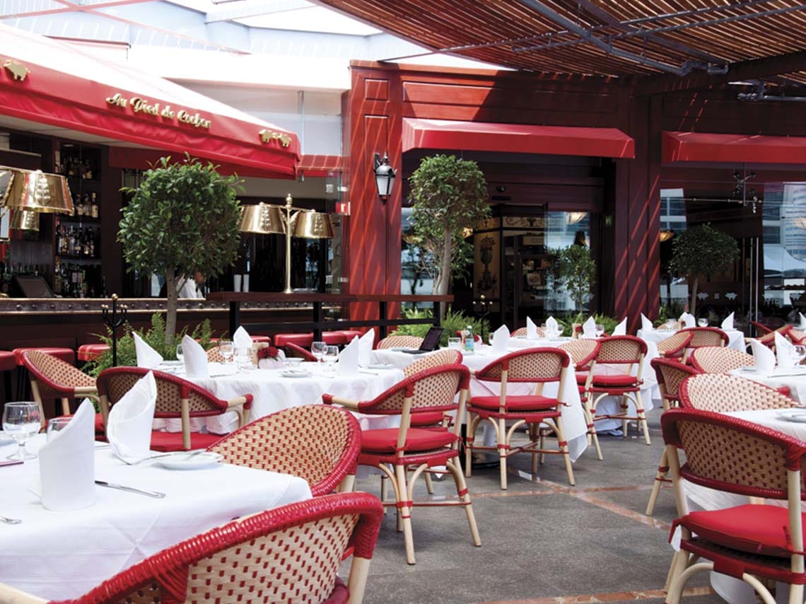 Interior del restaurante 'Au Pied de Cochon' en el Hotel Presidente InterContinental, con ambiente francés.