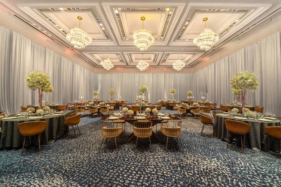 Interior elegante del Hyatt Regency Mexico City con decoración navideña, ofreciendo una experiencia exclusiva.