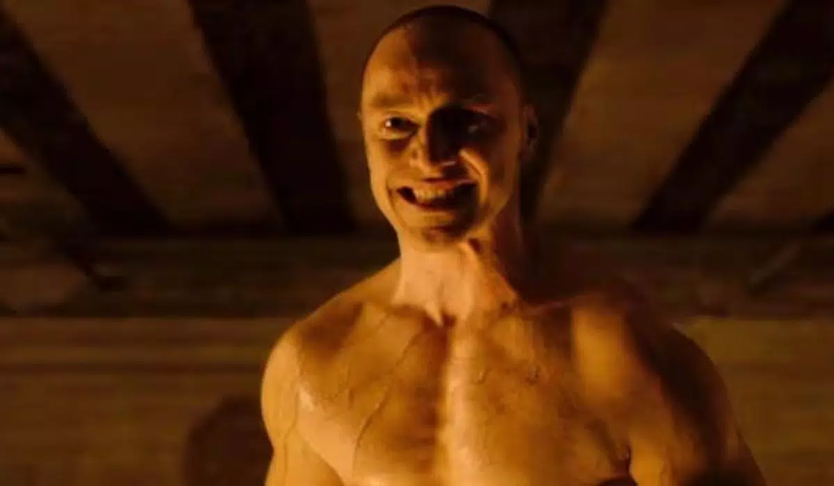 La Bestia, la personalidad más peligrosa de Kevin Wendell Crumb, mostrando su fuerza sobrehumana.