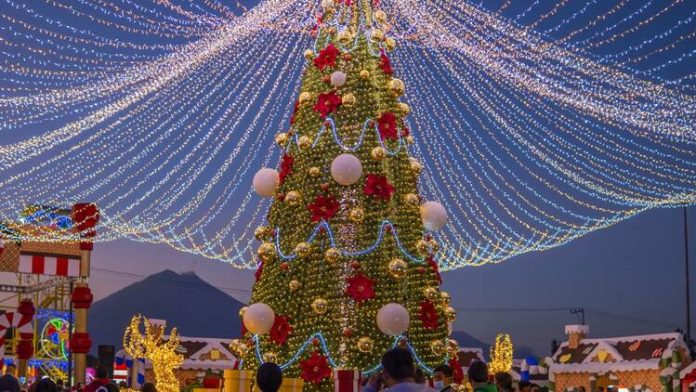 Luces navideñas decorando una calle de la CDMX, parte de los eventos navideños 2025 CDMX.