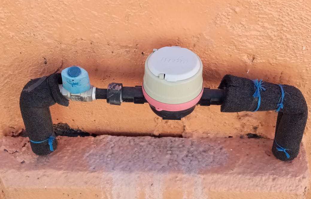 Medidor de agua cubierto con aislamiento para protegerlo del frío, un punto clave para proteger tuberías del frío.