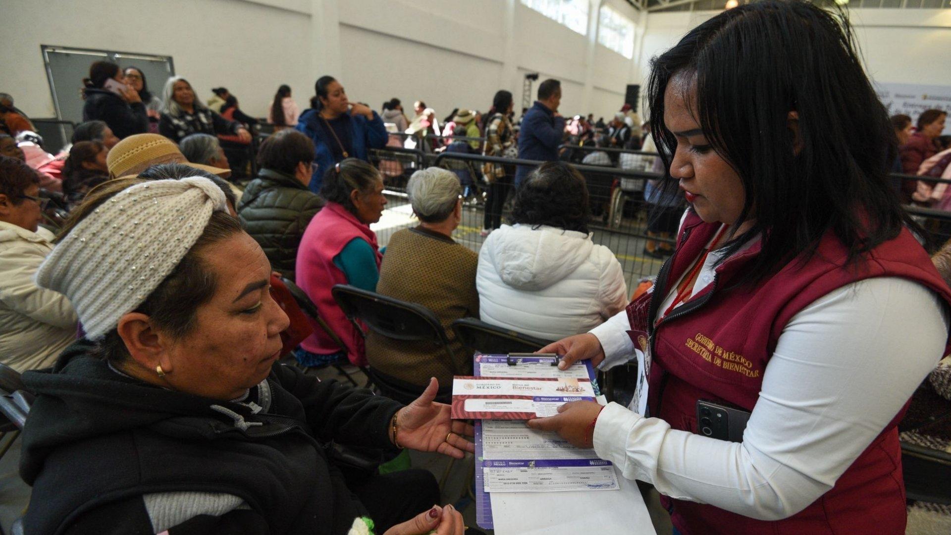 Mujer joven con discapacidad recibiendo apoyo de la Pensión Bienestar, ilustrando la Pensión Bienestar 30 a 64 años.