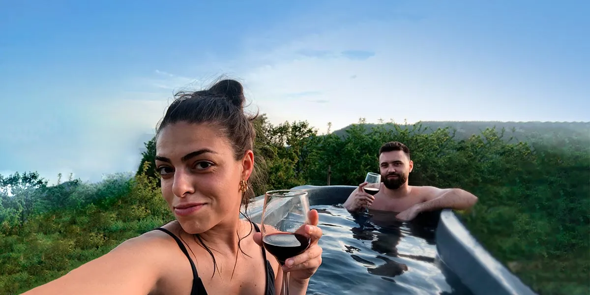 Pareja disfrutando de una experiencia al aire libre, ideal para regalos de Navidad para novio aventurero.