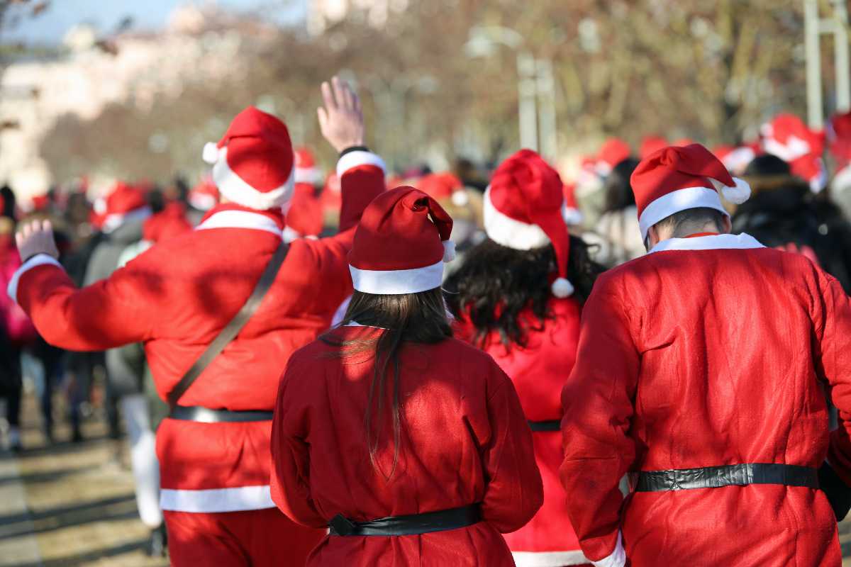 Participantes corriendo vestidos de Santa Claus en The Santa Run, uno de los eventos navideños 2025 CDMX.