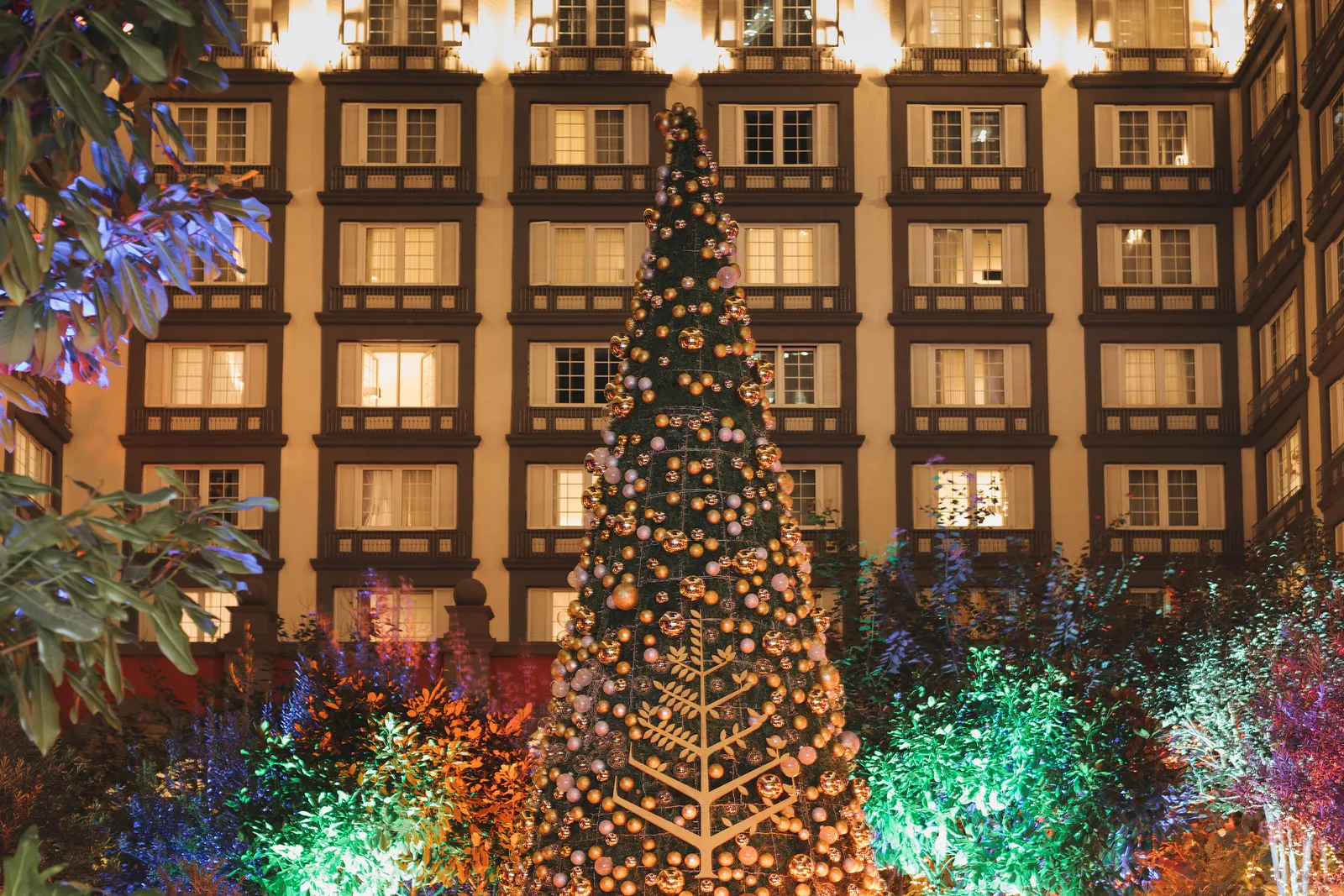 Patio interior del Four Seasons Hotel Mexico City decorado con un árbol de Navidad, creando un ambiente mágico.