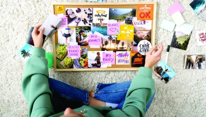 Persona creando un mapa de sueños 2025 con imágenes y frases inspiradoras.