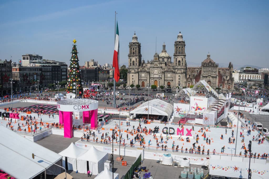 Pista de hielo gratuita en la CDMX con personas patinando, destacando las pistas de hielo CDMX gratis 2025.