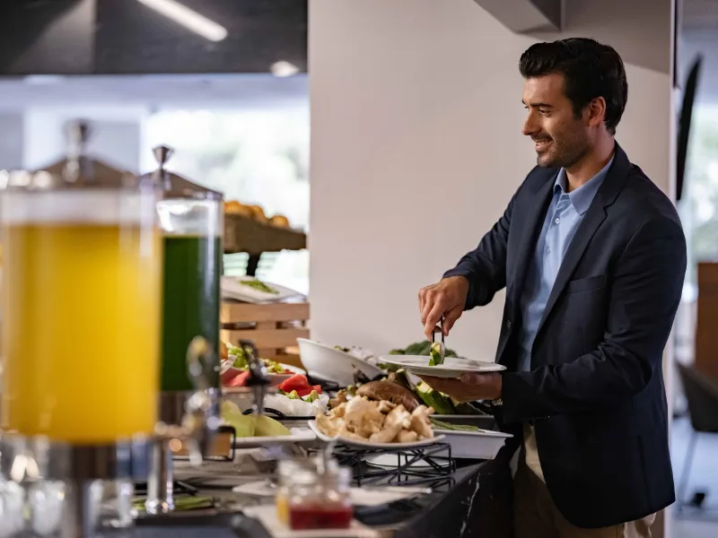Platillo de cena navideña en Galería Plaza San Jerónimo, con opciones gourmet.