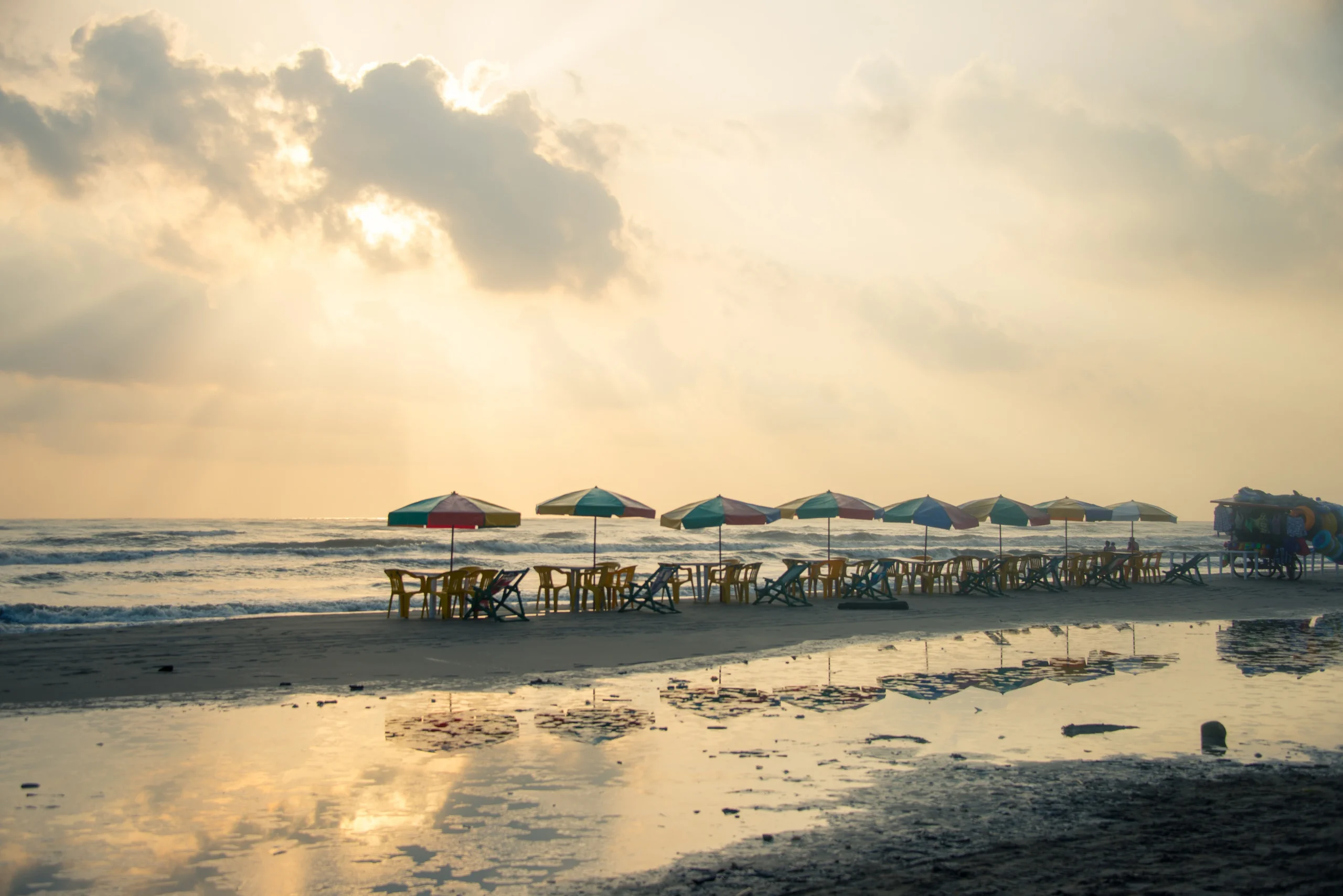 Playa de Tecolutla, Veracruz, con oleaje tranquilo, un ejemplo de playas cerca de CDMX.