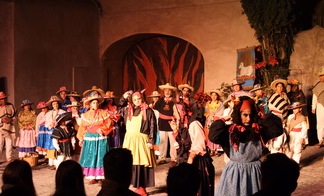 Puesta en escena de la Pastorela en Tepotzotlán, con personajes tradicionales.
