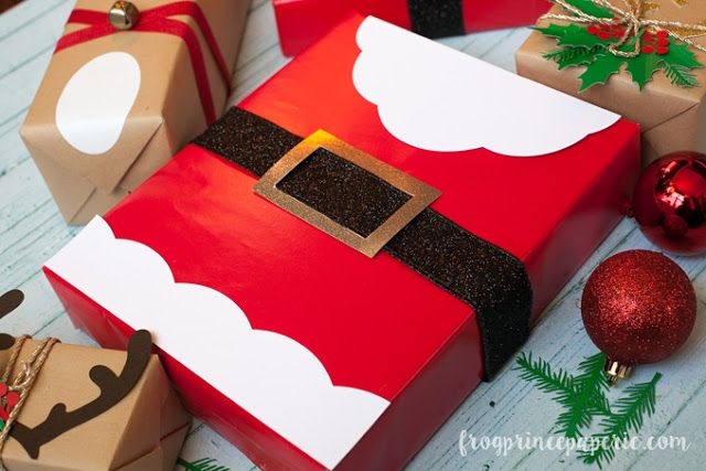 Regalos navideños envueltos con temática masculina, listos como regalos de Navidad para novio.