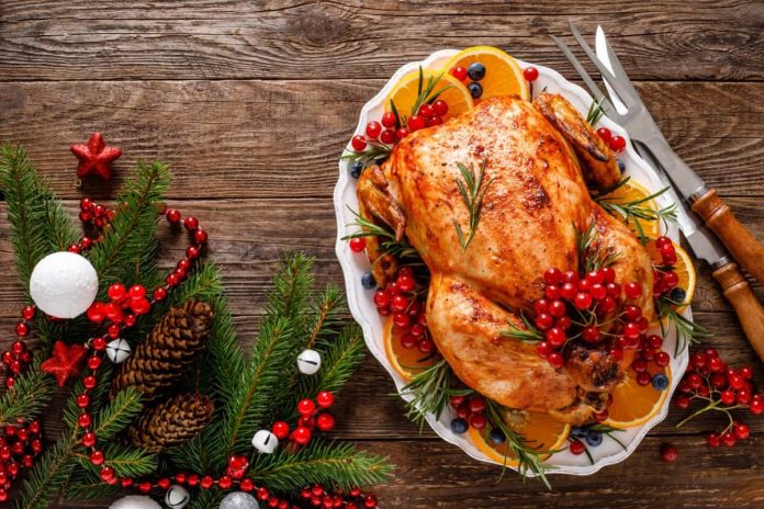 Un pavo perfectamente horneado y jugoso, resultado de elegir el mejor pavo para la cena de Navidad.
