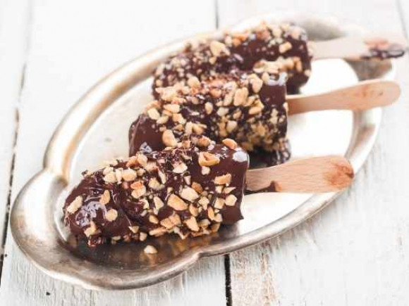 Variedad de postres sin azúcar, como piruletas de plátano con chocolate, para un menú de Navidad para diabéticos.