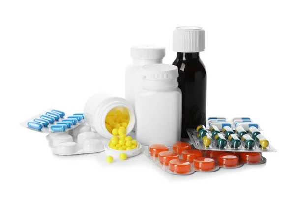 Varios frascos de medicamentos para la tos, ilustrando las diferentes opciones disponibles.