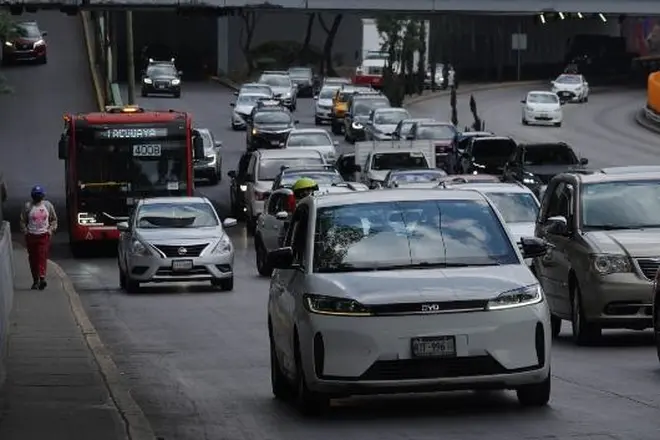 Varios vehículos eléctricos e híbridos circulando, ilustrando los vehículos exentos de verificación vehicular CDMX.