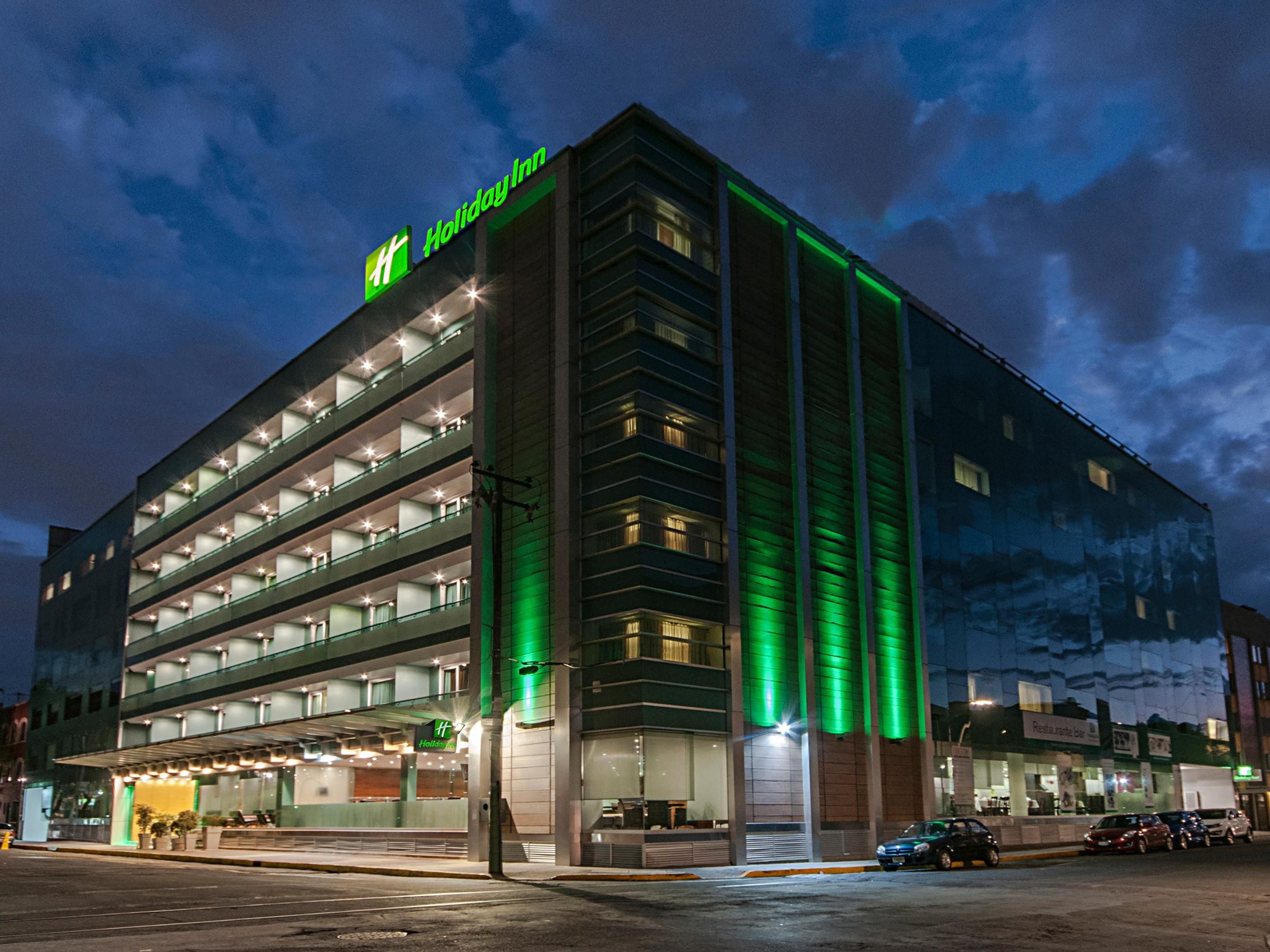 Vista exterior del Gran Hotel Ciudad de México con decoraciones navideñas, uno de los hoteles destacados para celebrar Navidad en CDMX.
