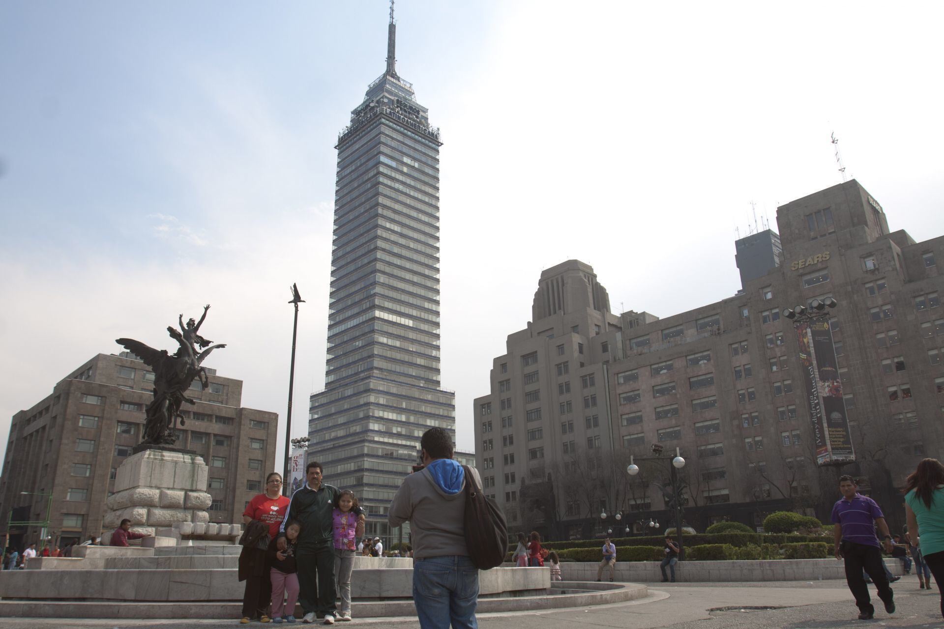 Vista panorámica de la Torre Latinoamericana destacándose en el skyline de la Ciudad de México.