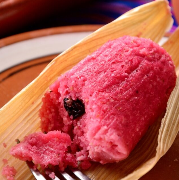 Tamal dulce relleno de pasas