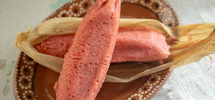 Tamales de dulce color rosa tradicionales