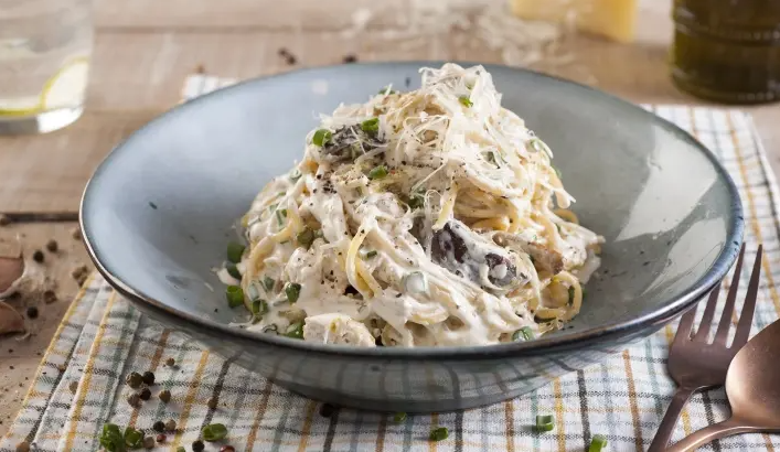 Pasta Cremosa con Pollo y Champiñones al Ajillo