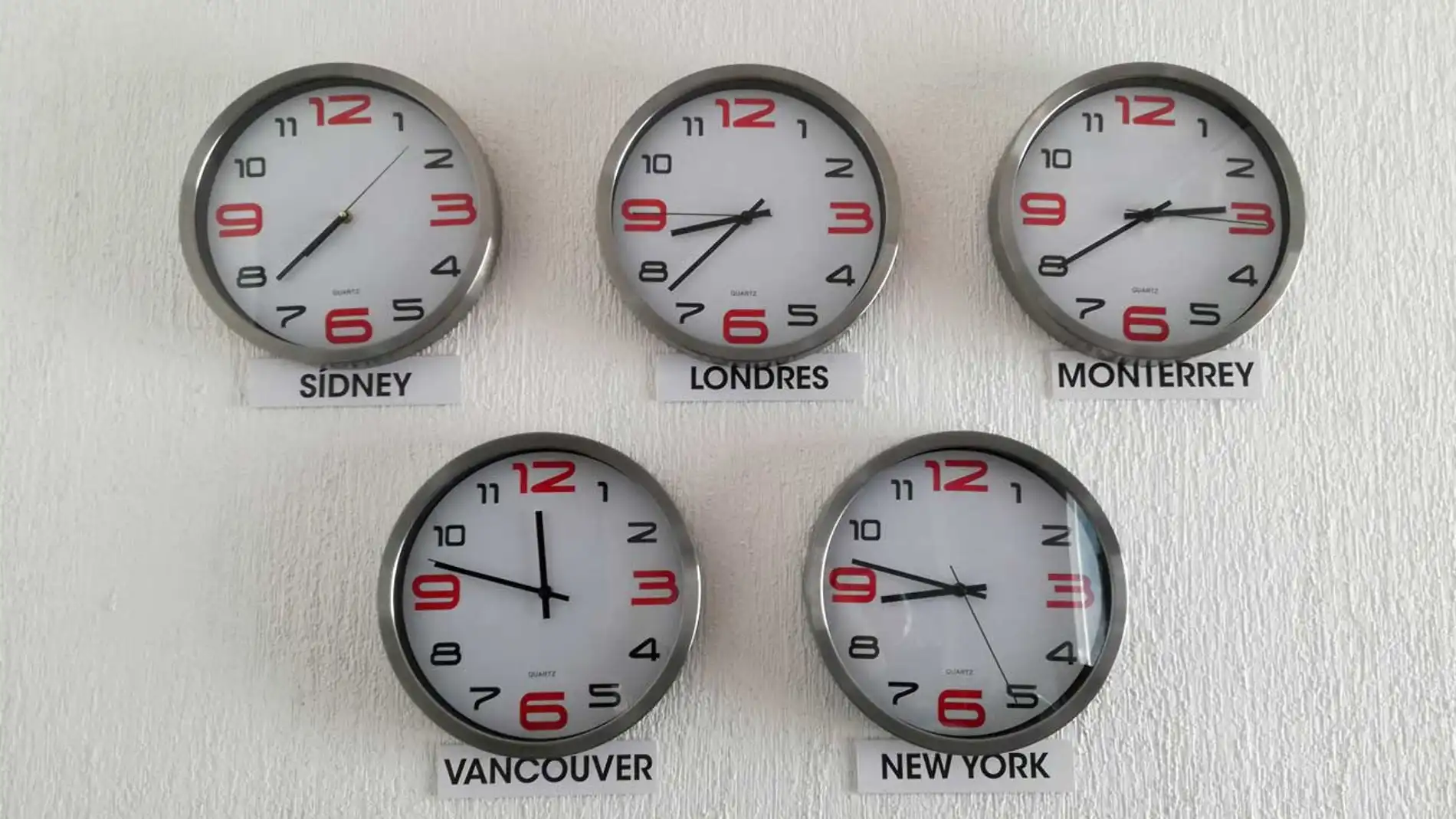 Dos relojes mostrando diferentes horas, uno para Ciudad de México y otro para Tijuana, ilustrando la diferencia horaria.