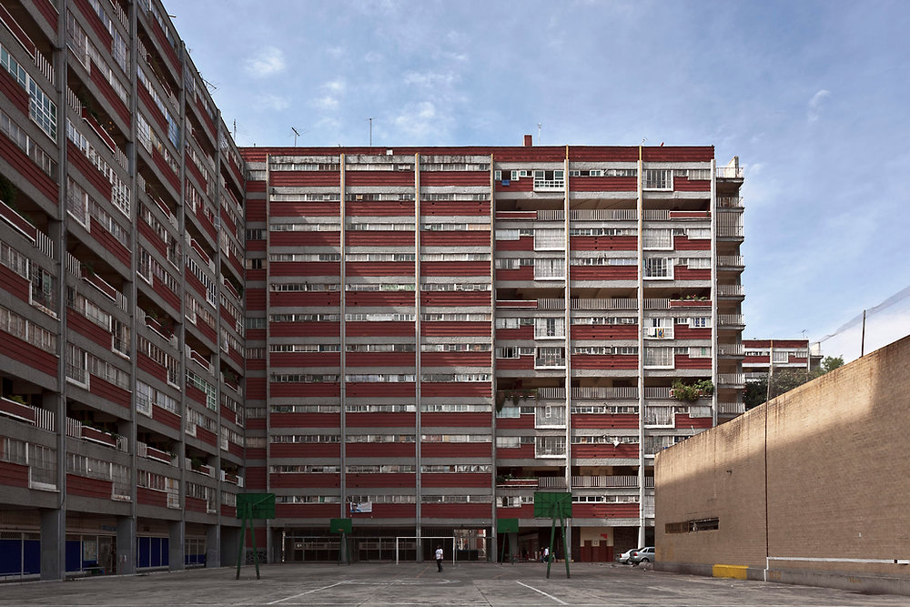 Edificios de vivienda en una colonia de la CDMX, representando las opciones más accesibles para vivir.