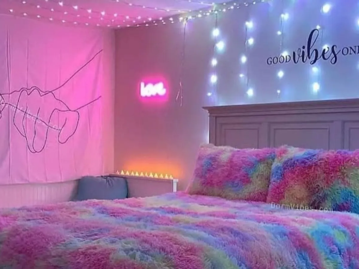 Habitación decorada con un estilo 'Delulu Aesthetic', con elementos caprichosos y colores audaces.