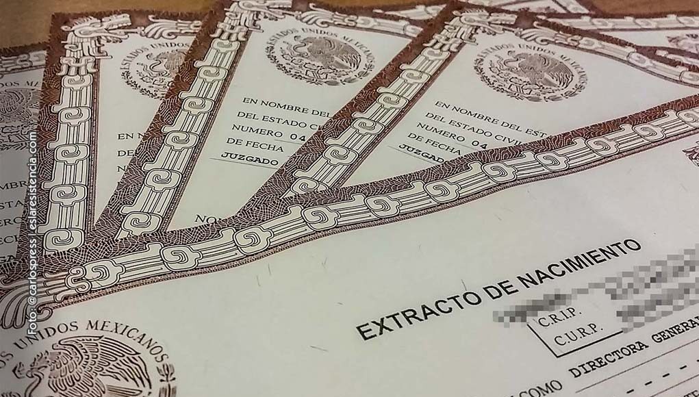 Impresora sacando la copia certificada del acta de nacimiento en línea en una hoja blanca tamaño carta.