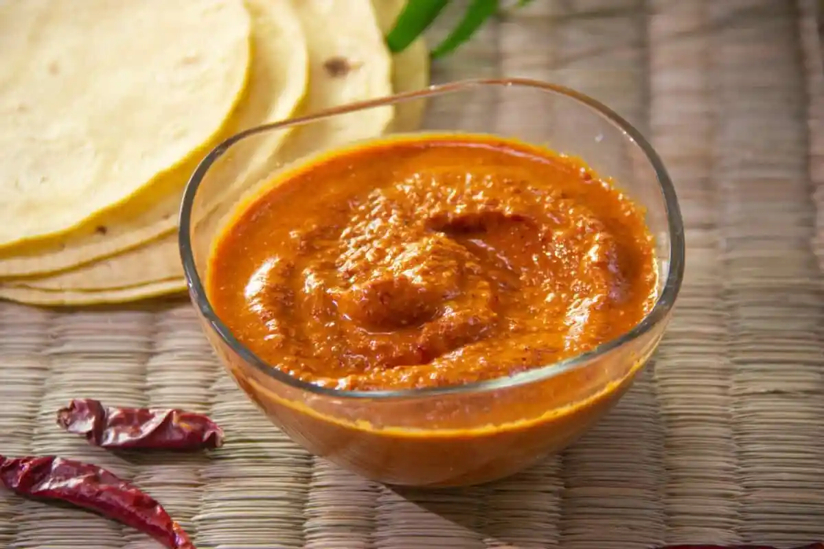 Ingredientes frescos para la receta de salsa para barbacoa- chiles de árbol, tomatillos y ajo.
