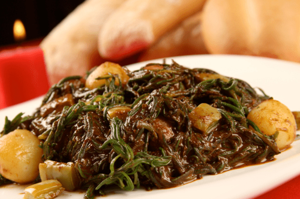 Ingredientes para la receta tradicional de romeritos- mole en pasta, camarón seco y papas cambray.