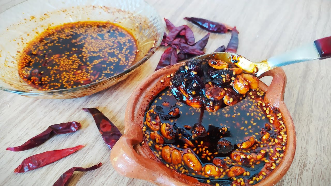 Ingredientes principales para la salsa macha- chiles secos, cacahuates y arándanos.