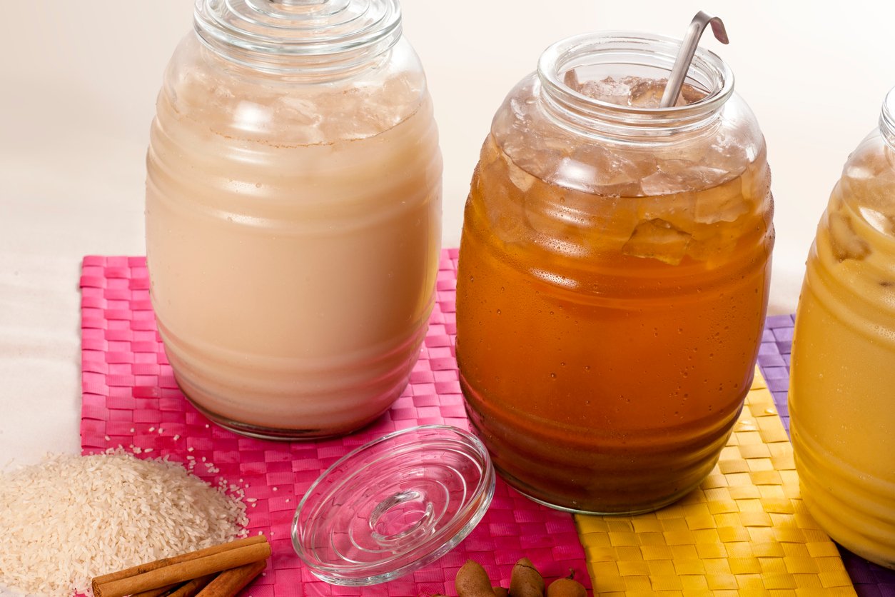 Jarra de Agua de Horchata La Michoacana con hielo y canela, lista para refrescar.
